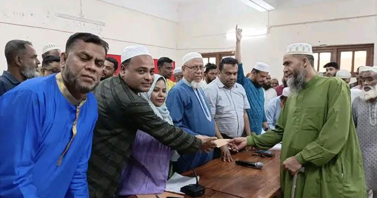 মধুখালীতে ৫ শতাধিক পরিবারের মাঝে নগদ অর্থ ও শাড়ি বিতরণ