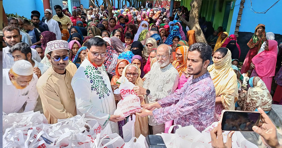 বগুড়ার জামিলনগরে সাবেক কাউন্সিলর এরশাদের ঈদ সামগ্রী বিতরণ