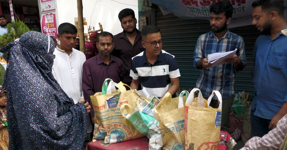 ঝিনাইদহে অসহায়-হতদরিদ্র পরিবারের মাঝে ঈদ উপহার বিতরণ