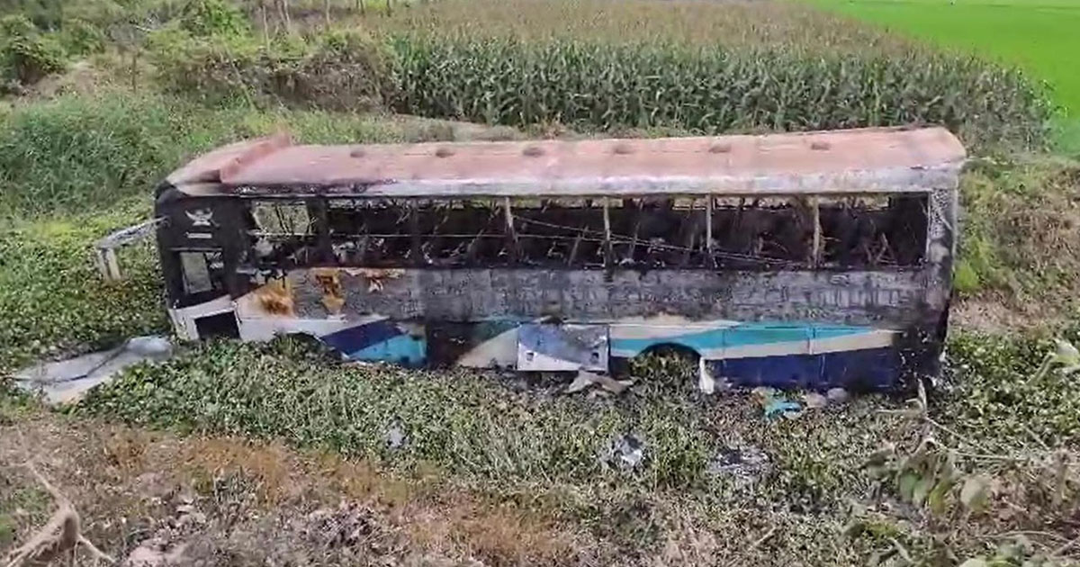 ব্রিজের রেলিং ভেঙে বাস খাদে