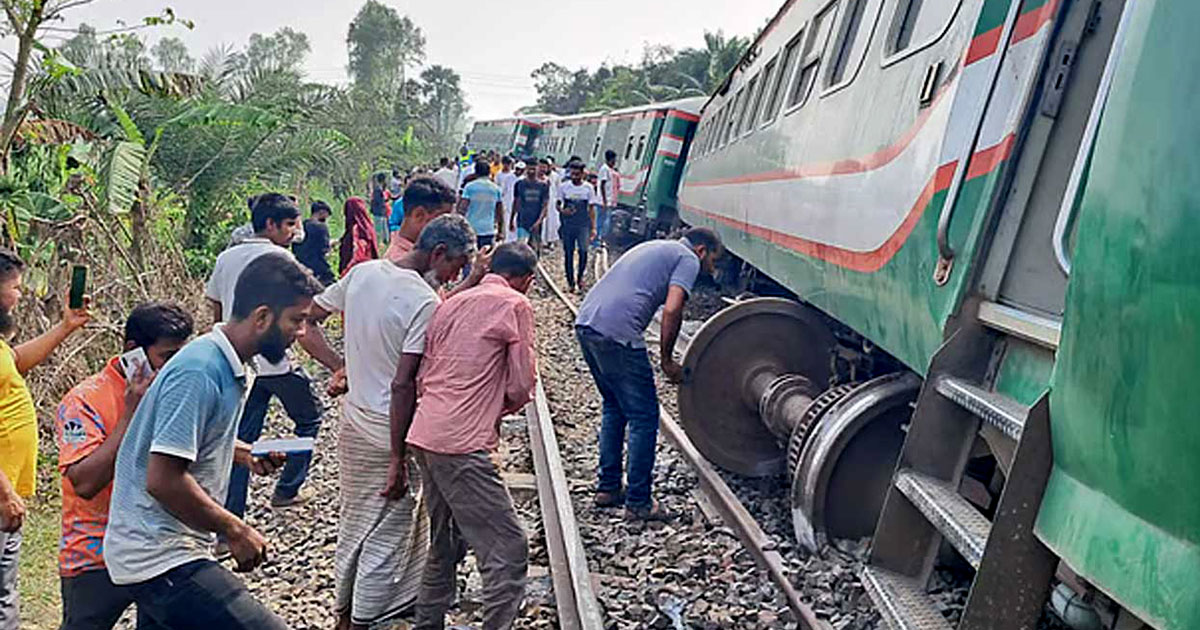 লাল পতাকা দেখেও থামেনি ট্রেন, পালিয়ে গেছে চালক ও স্টাফরা