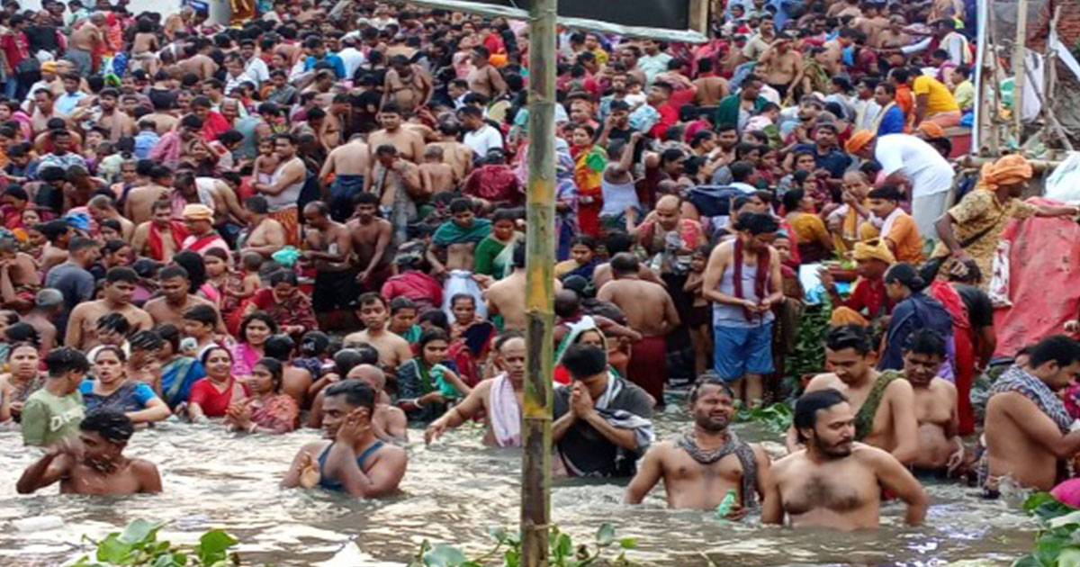 ব্রহ্মপুত্র নদে চলছে ‘পাপমুক্তির’ স্নানোৎসব