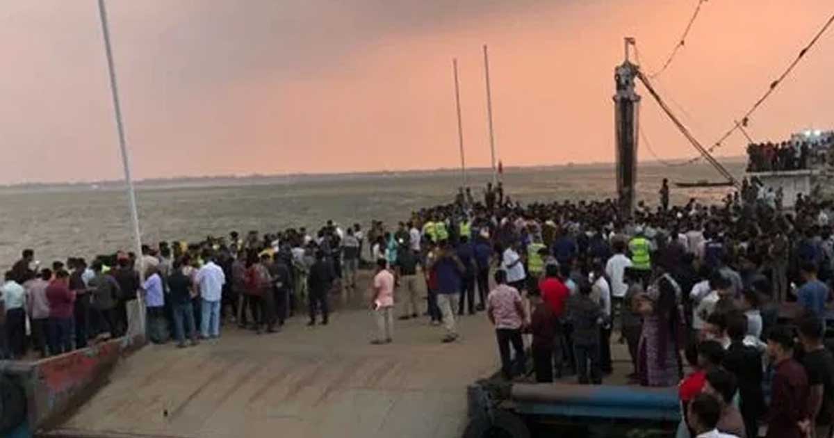 দৌলতদিয়া ফেরিঘাটে দুর্ঘটনা: বাসটি ৩০ ফুট গভীরে তলিয়ে গেছে