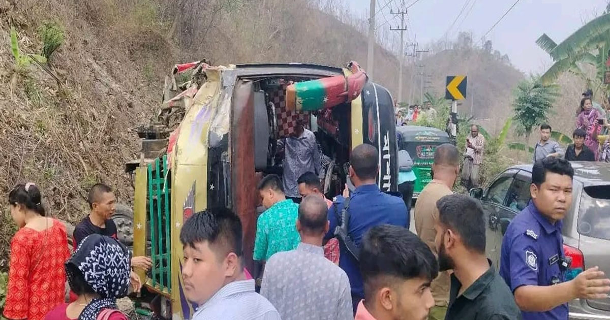 রাঙ্গামাটিতে বাস উল্টে আহত ১৯
