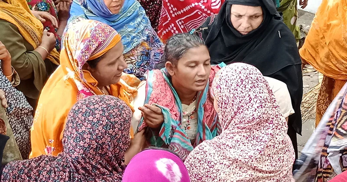 মেয়েকে নিয়ে সাঁতরে পল্টুনের কাছে আসেন শাকিলা, আনতে পারেননি ছেলেকে