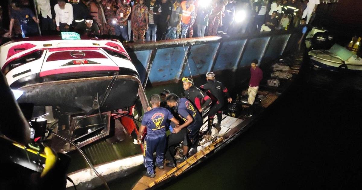 বাসডুবির ঘটনায় বেঁচে যাওয়া যাত্রীর মুখে লোমহর্ষক বর্ণনা!