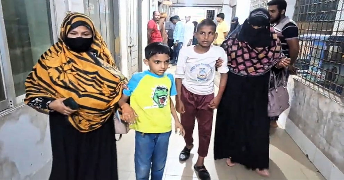 লক্ষ্মীপুরে ৮০০ টাকা চুরির অপবাদে দুই শিশুকে হাত বেঁধে সিগারেটের  ছ্যাঁকা