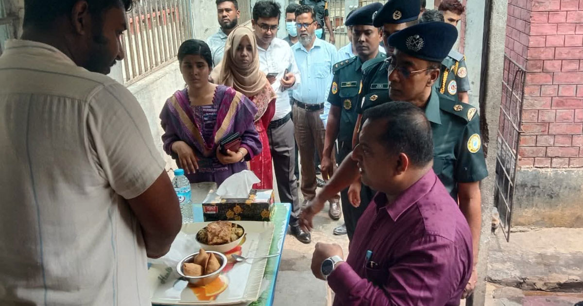 জেলা কারাগার পরিদর্শনে জেলা প্রশাসক