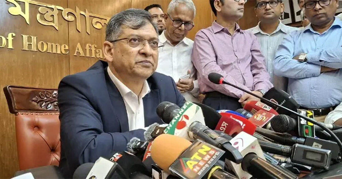 পুলিশের পোশাকে আগের জামা বহাল, প্যান্টের রং হবে খাকি: স্বরাষ্ট্রমন্ত্রী