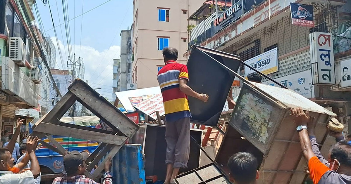 চাঁদপুর শহরে অর্ধশতাধিক অবৈধ স্থাপনা উচ্ছেদ