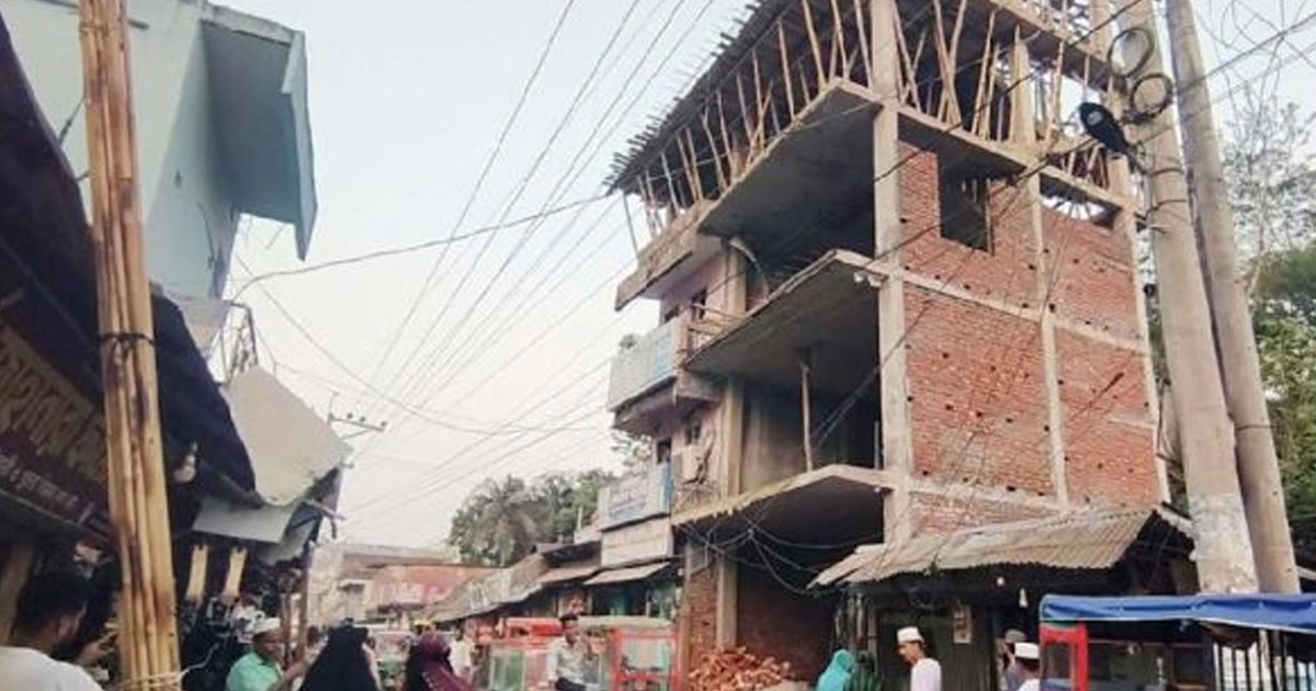 সরকারি জমি দখল করে বহুতল মার্কেট নির্মাণ