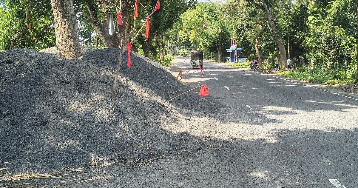 মেহেরপুর-মুজিবনগর প্রধান সড়ক পাথর-বালির দখলে