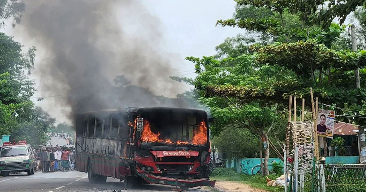 ফটিকছড়িতে বাসচাপায় বাবা-ছেলের মৃত্যু, বাসে আগুন দিলেন স্থানীয়রা