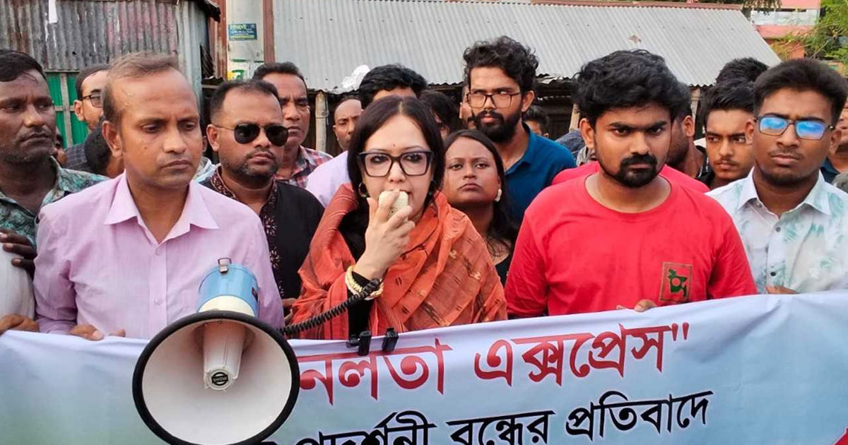 শিশু ধর্ষণ ঠেকাতে না পারা রাষ্ট্র কেন সিনেমা বন্ধে মদদ দেয়: রুমিন ফারহানা