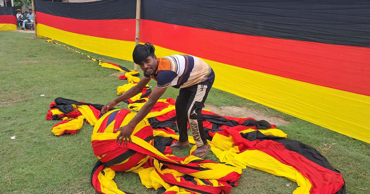 জার্মানির ওষুধে রোগ সেরেছে, তাই বানালেন সাড়ে ৭ কিলোমিটার পতাকা