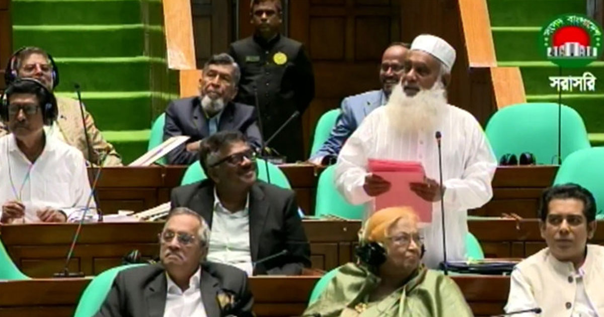 সংসদেই নারী এমপিদের পোশাক নিয়ে ‘আপত্তিকর’ বক্তব্য