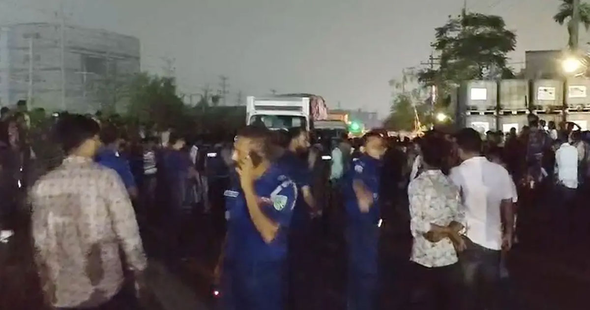 বকেয়া বেতনের দাবিতে মধ্যরাতে মহাসড়ক অবরোধ