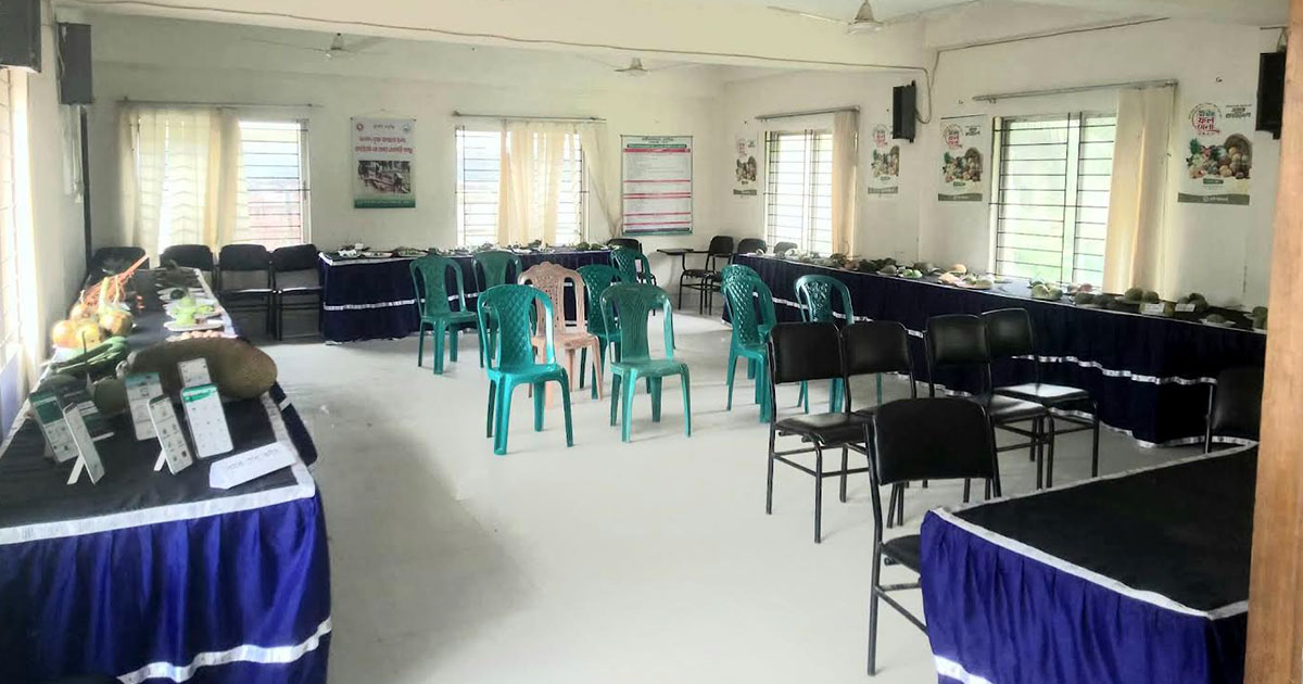 নওগাঁয় জাতীয় ফল ও আম মেলা নিয়ে বিতর্ক