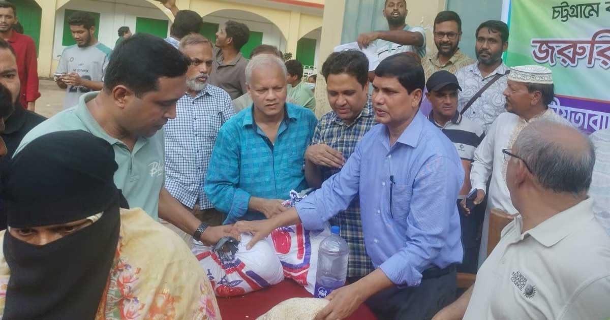 বন্যায় ক্ষতিগ্রস্থ পরিবারের পাশে চট্টগ্রাম বিশ্ববিদ্যালয় জাতীয়তাবাদী শিক্ষক ফোরাম
