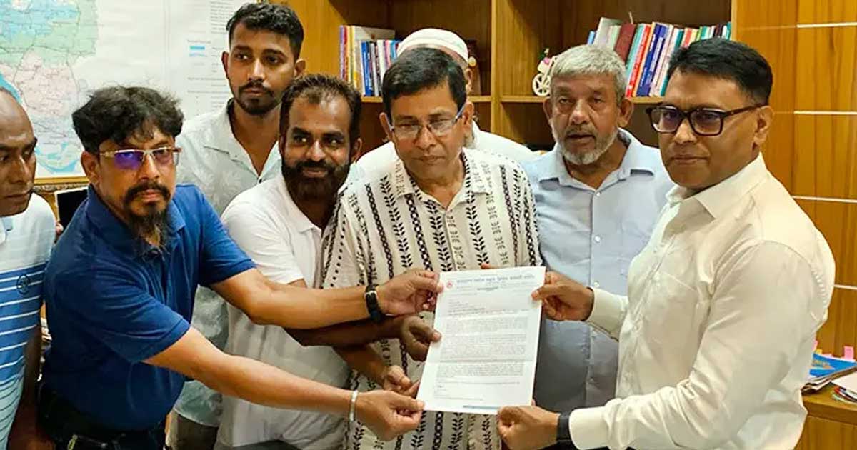 চাকরি স্থায়ীকরণের দাবিতে মাস্টার রোল কর্মচারীদের বিক্ষোভ