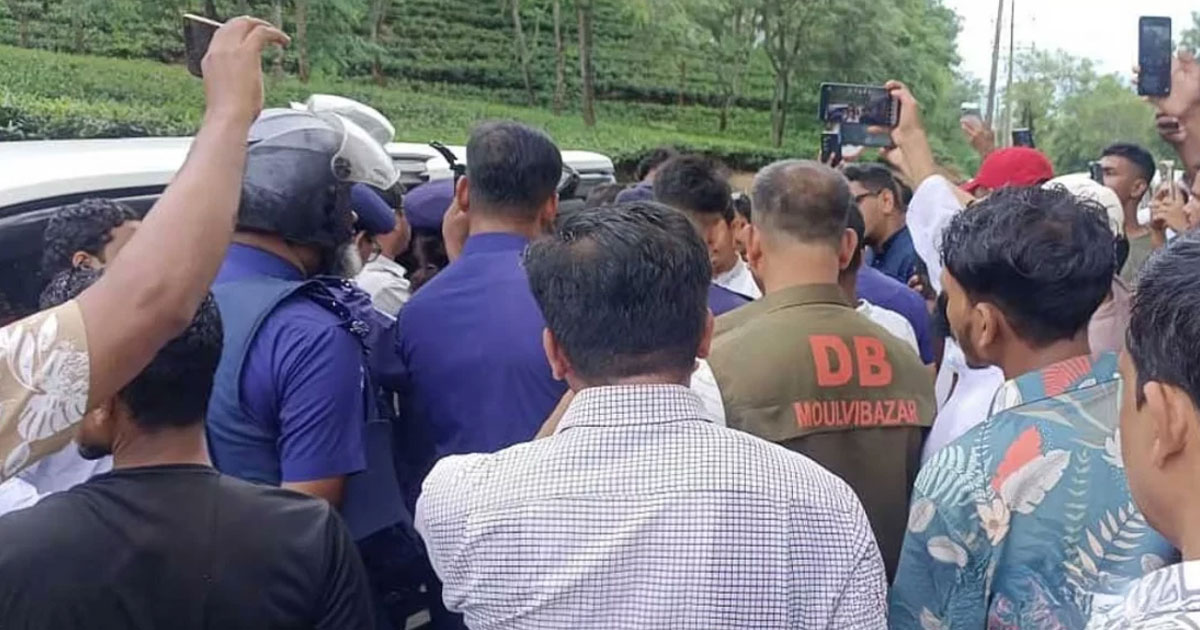 পুলিশের ব্যারিকেড ভেঙে হবিগঞ্জের পথে এনসিপির নেতারা