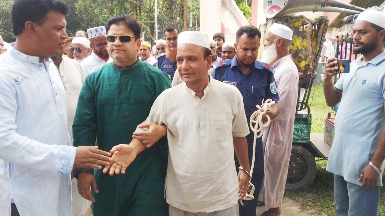 প্যারোলে মুক্তি, হাতকড়া পরে মায়ের জানাজায় যুবলীগ নেতা