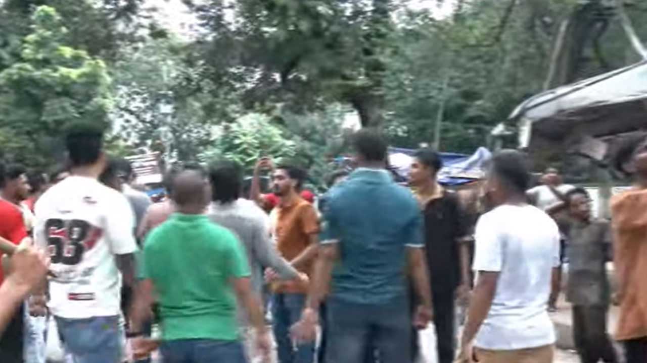 ঢাকা আলিয়া মাদ্রাসার সামনে ছাত্রদল-শিবির সংঘর্ষ
