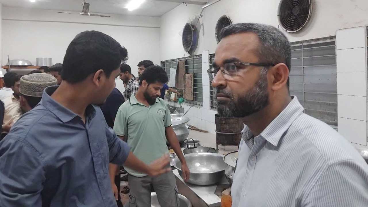 শিক্ষার্থীদের দেখতে এসে হাসপাতালের কিচেনে অবরুদ্ধ জবি অধ্যাপক