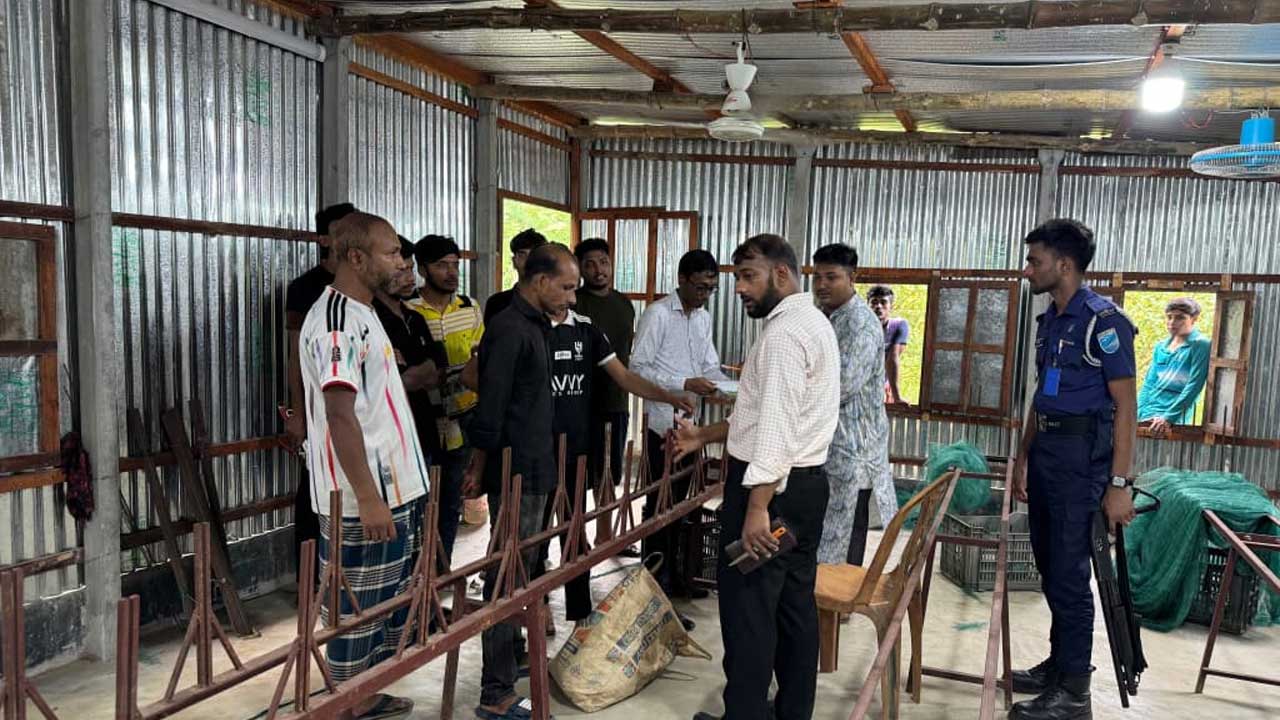 কালুখালীতে অবৈধ চায়না দুয়ারি জাল তৈরির কারখানায় অভিযান , ৪ লাখ টাকার সরঞ্জাম জব্দ