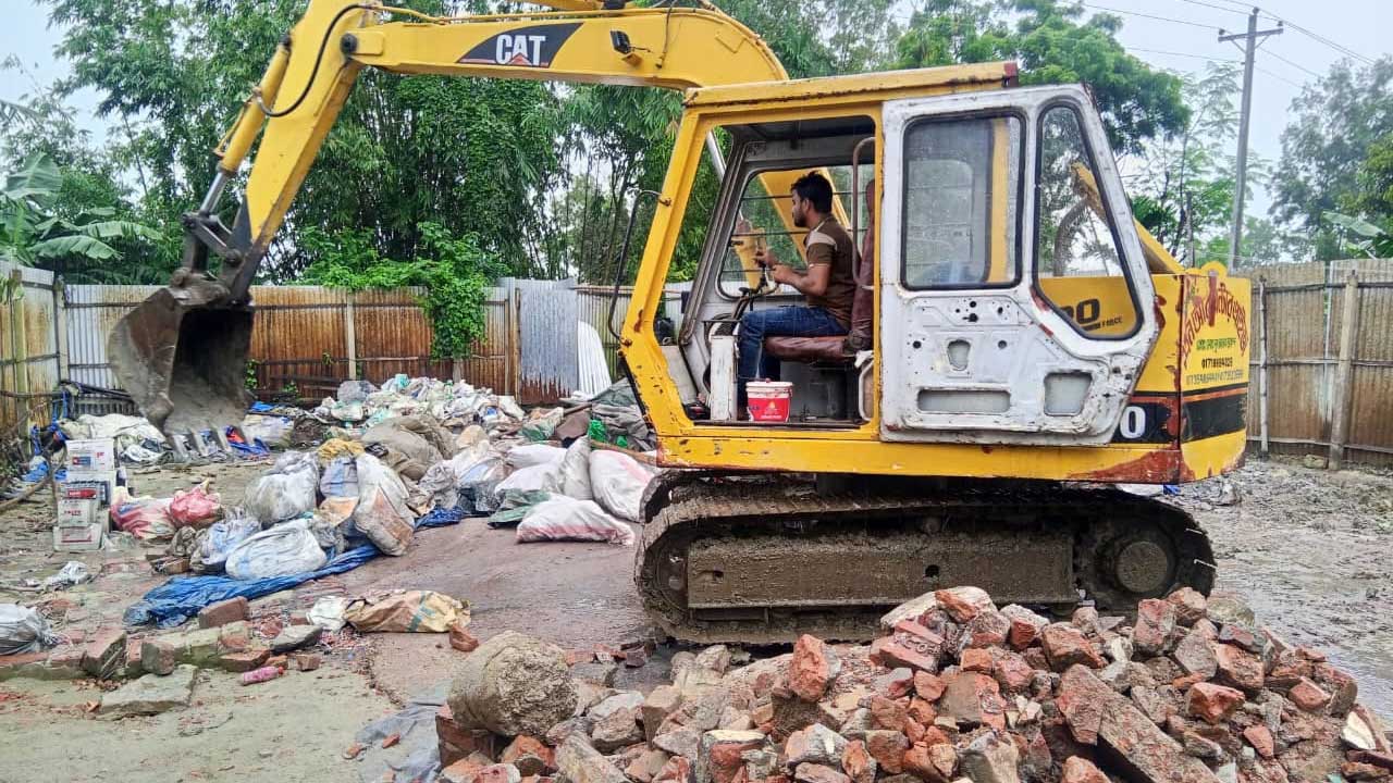 মধুপুরে অবৈধ সীসা কারখানা গুঁড়িয়ে দিল পরিবেশ অধিদপ্তর