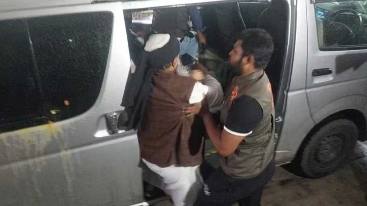 কারাগারে নেওয়ার পথে এনসিপি নেতা গাজী সালাউদ্দিনকে ডিম নিক্ষেপ