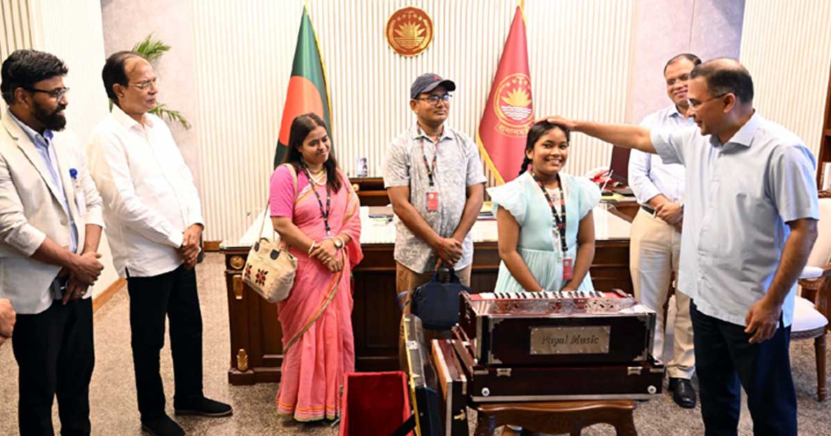 চিঠির টানে প্রধানমন্ত্রীর সাক্ষাৎ, অনুশ্রীকে হারমোনিয়াম উপহার
