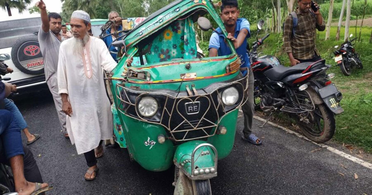 পাবনায় সিএনজি-ভটভটির মুখোমুখি সংঘর্ষে  আহত ৪, নিহত ১