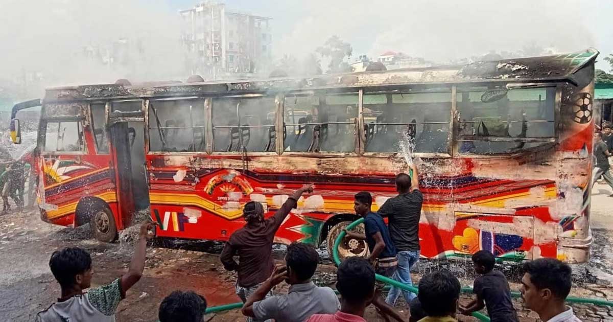 গাজীপুরে দাঁড়িয়ে থাকা বাসে আগুন