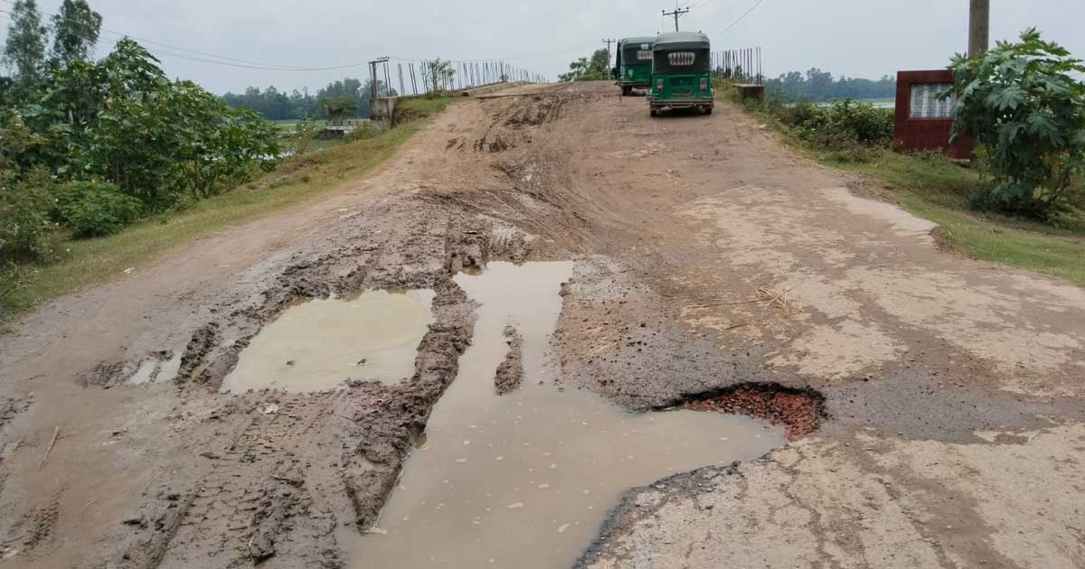 চার বছরে শেষ হয়নি ব্রিজের কাজ, ভোগন্তিতে ৪০ গ্রামের মানুষ