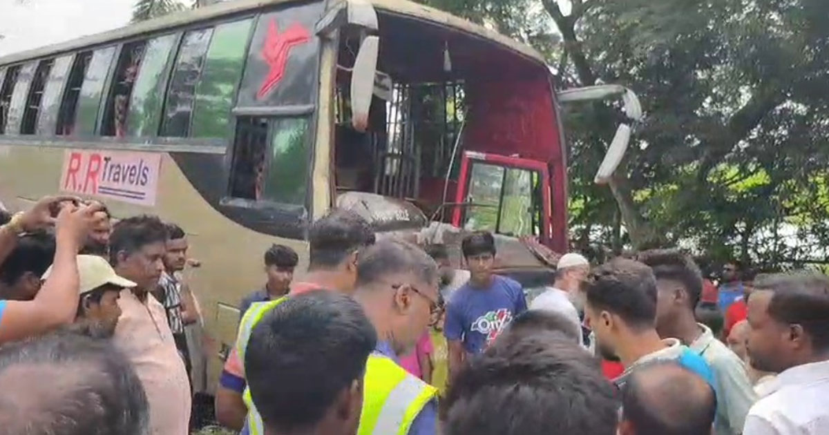 নাটোরে গরুবাহী ভুটভুটির সঙ্গে বাসের মুখোমুখি সংঘর্ষ, দুই ভাইসহ নিহত ৩