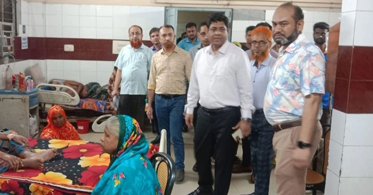 যশোর হাসপাতালে স্বাস্থ্য মন্ত্রণালয়ের যুগ্ম সচিবের আকস্মিক পরিদর্শন