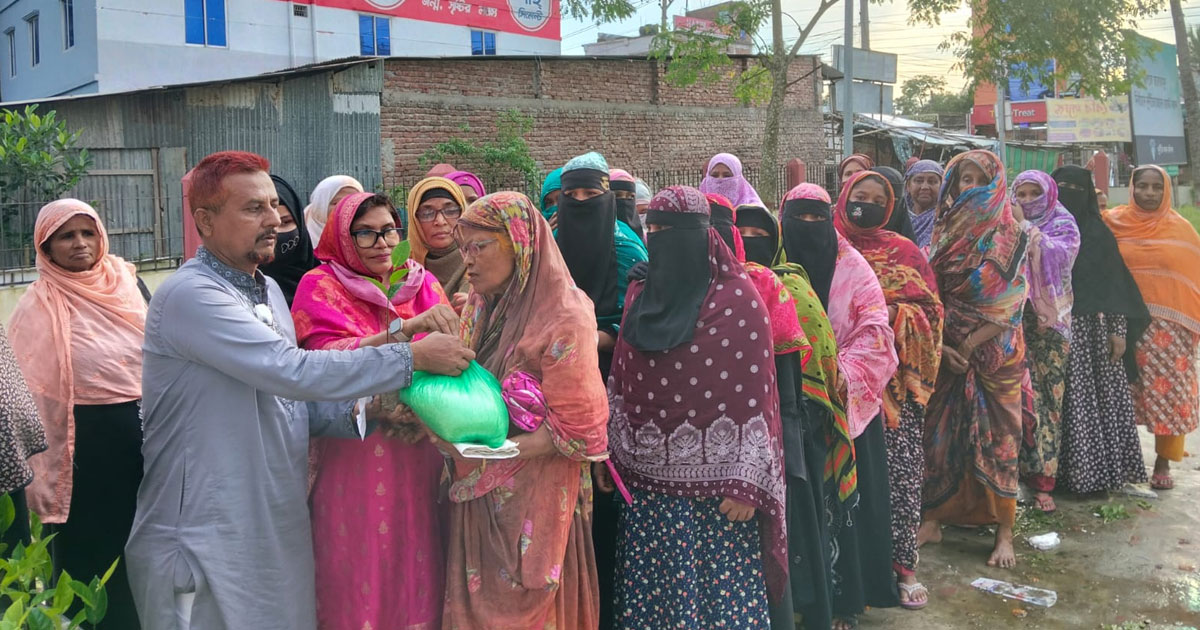 শরীয়তপুর জেলা মহিলা দলের উদ্যোগে বৃক্ষরোপণ ও চাল বিতরণ