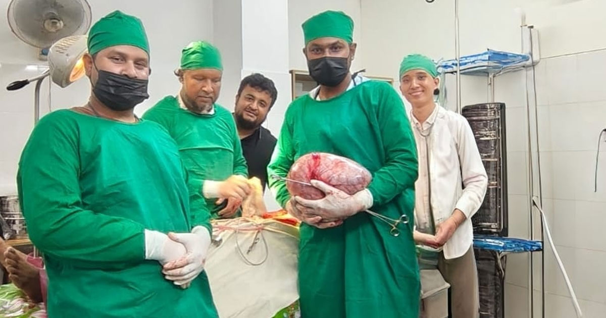 নারীর পেট থেকে বের হলো ৬.৪৫ কেজির টিউমার