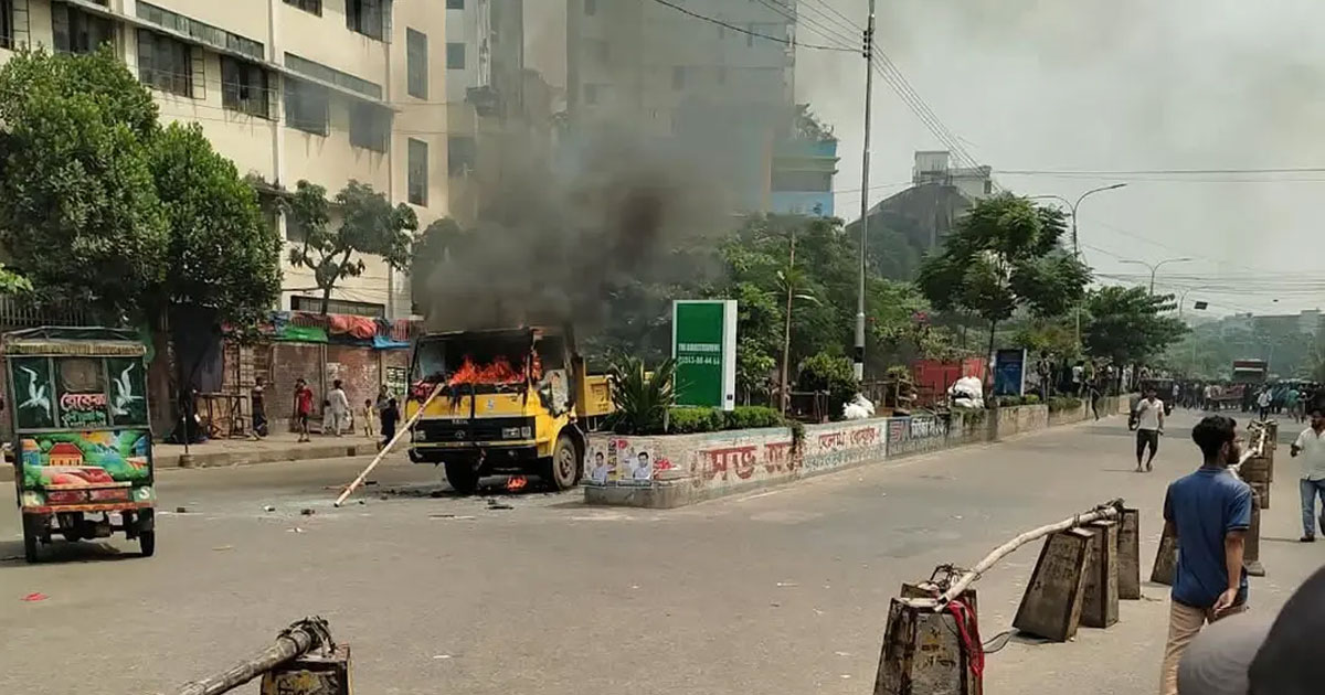 মিরপুরে ফুটপাত উচ্ছেদ অভিযানে সংঘর্ষ, সিটি করপোরেশনের গাড়িতে আগুন