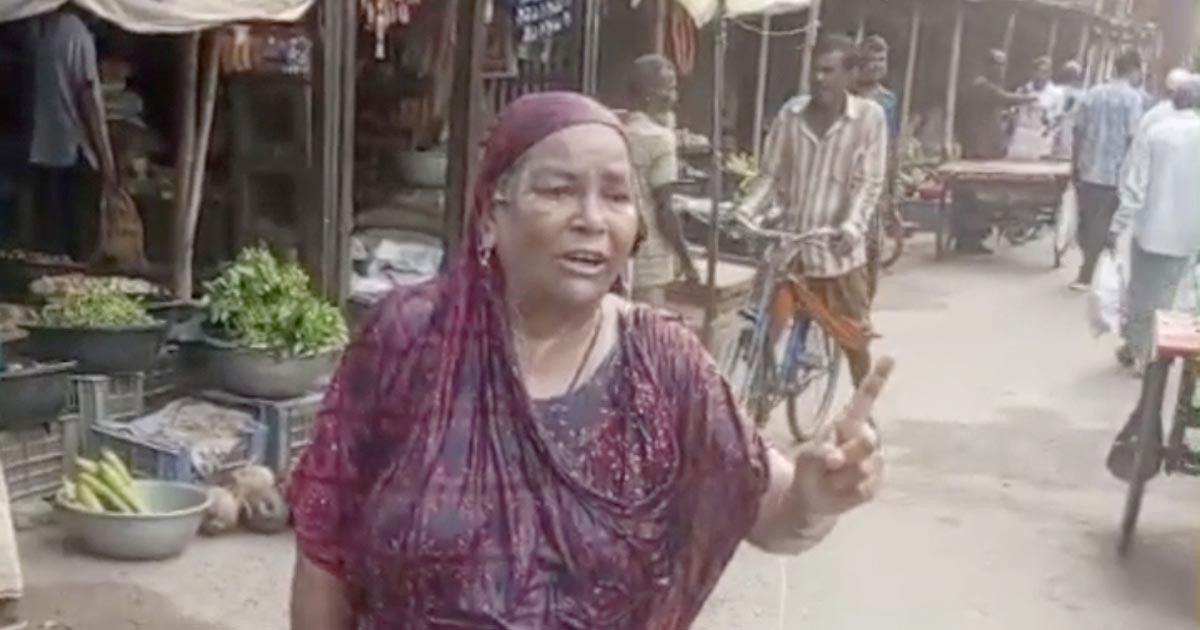 নেশাগ্রস্ত জামাইয়ের কাছ থেকে মেয়েকে ছাড়িয়ে দুধ দিয়ে গোসল করলেন মা