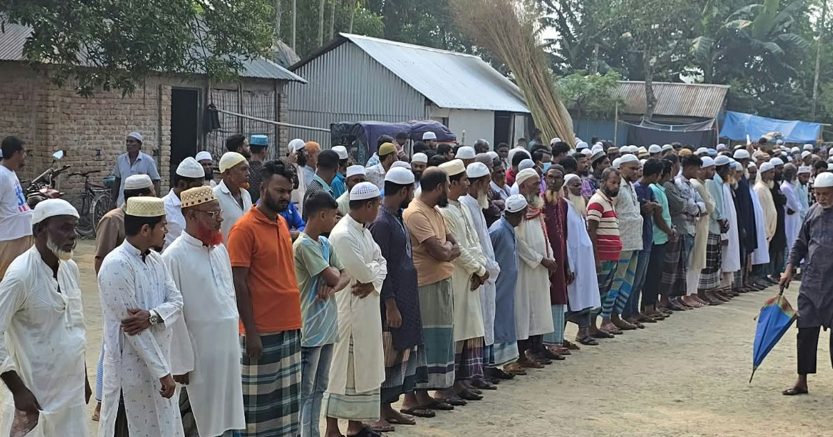 ময়মনসিংহে সড়ক দুর্ঘটনায় জামালপুরের একই পরিবারের চারজনসহ নিহত ৭ জনের দাফন
