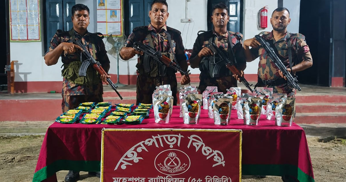 ১০১৩ বোতল ভারতীয় সিরাপ, ১১ কেজি গাঁজা ও ৬৮ প্যাকেট কীটনাশক জব্দ