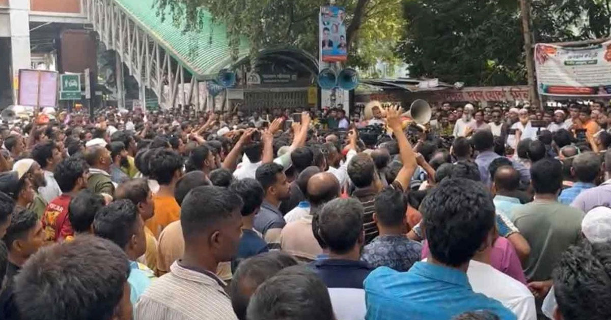 সড়কে নেই অটোরিকশা, প্রেস ক্লাবের সামনের অবরোধে চালকরা