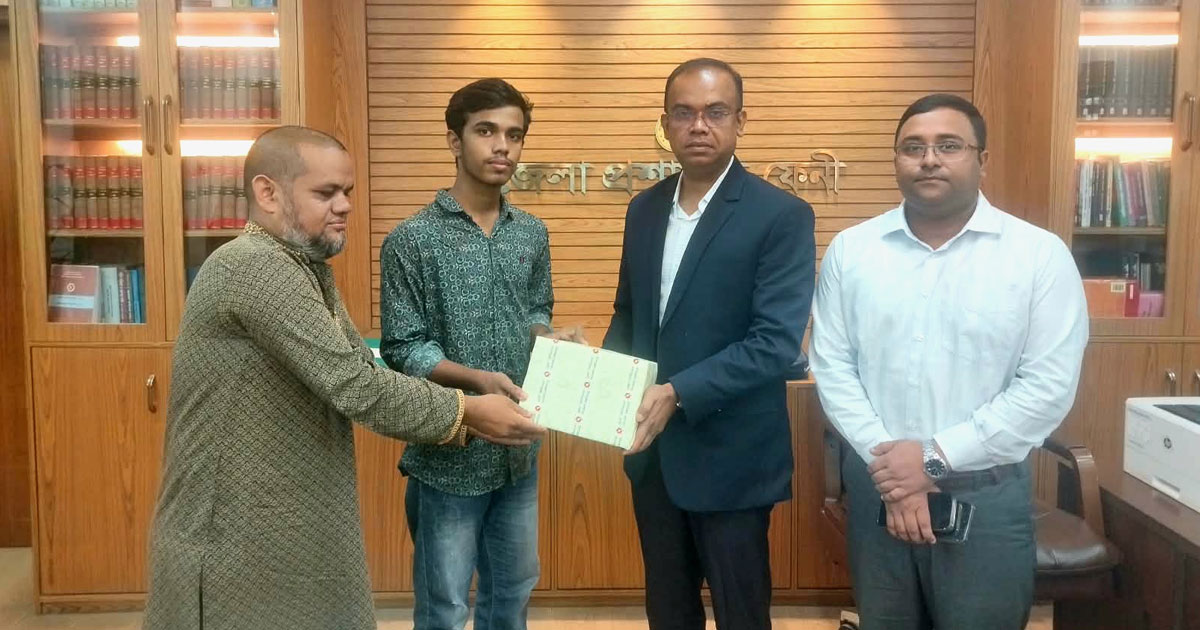 হতদরিদ্র সেই শিক্ষার্থীর পাশে ডিসি মাহবুবউল করিম