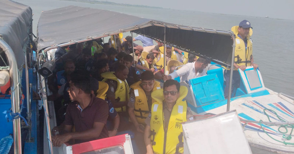 মেঘনায় জেলেদের ধাওয়ায় ডুবল নৌ-পুলিশের স্পিডবোট, নিখোঁজ শটগান