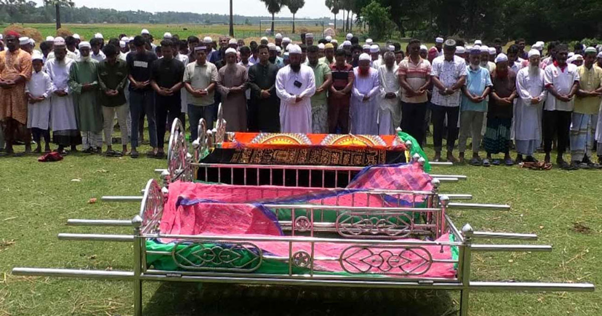 পাশাপাশি কবরে চিরশায়িত মা ও তিন মেয়েসহ পাঁচজন, গ্রামজুড়ে শোকের ছায়া