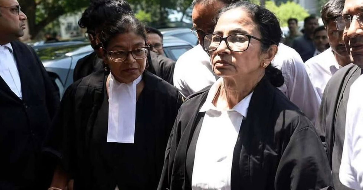 আইনজীবীর পোশাকে কলকাতা হাইকোর্টে মমতা, নিজেই করলেন মামলার সওয়াল