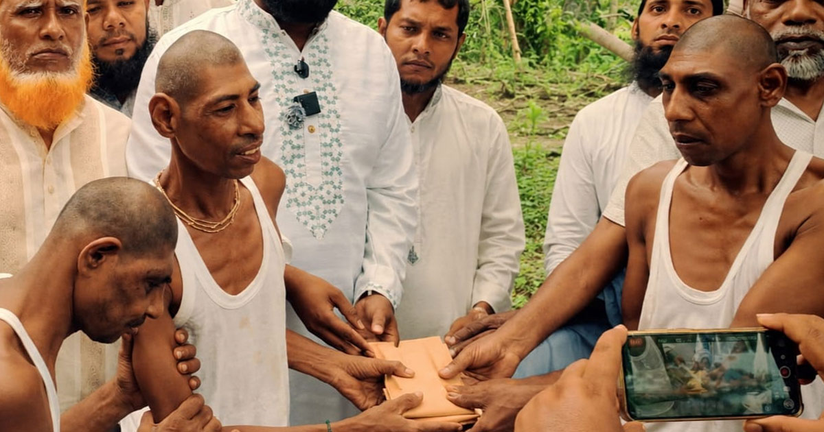 বাবা-মা হারা তিন প্রতিবন্ধী ভাইয়ের পাশে বাউফল উপজেলা প্রশাসন